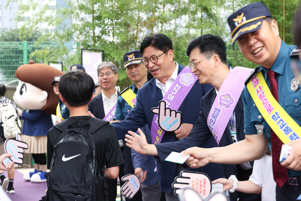 ▲ 도성훈 인천광역시교육감, 교육공동체가 함께하는 학교폭력 예방 ‘제비꽃길 캠페인’ 참여 모습.