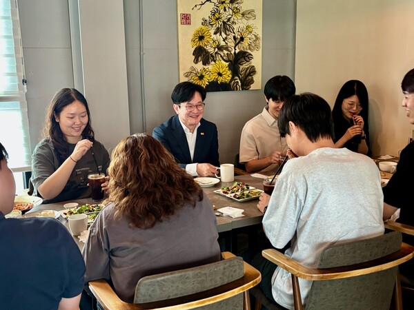 김포시가 소통으로 화합하는 활기찬 조직문화 조성을 위해 지속적으로 노력하고 있다. 시장과 직원이 만나 김포시가 마주한 현안과 애로사항 등을 청취하고 다양한 주제로 각자의 견해를 주고 받는 ‘소통 프로그램(통통데이)’을 네 번째로 진행했다.이달 15일 김포시장은 종합허가과 8·9급 저연차 직원들과 점심식사를 함께하며 자유로운 대화의 시간을 가졌다. 김병수 시장은 인허가 업무를 배우며 적응하고 있는 직원들을 격려하고, 바람직한 조직문화에 대해 격의 없이 논의했다.참석한 직원들은 자신들이 맡은 업무와 평소 느낀 점을 소개하며, 업무처리 과정에서의 어려움과 보람에 대해 자유롭게 의견을 나눴다.직원 A는 “막상 공무원이 되어 업무를 하다 보니 생각지 못한 어려움도 있지만 그만큼 성취와 보람도 느끼고 있다”며, “시장님의 격려 말씀 덕분에 앞으로 업무에 더 큰 책임감을 갖고 일할 수 있을 것 같다”는 소감을 밝혔다.이 자리에서 김병수 시장은 “직원들이 공직 생활 초기에 쌓는 경험과 노력이 앞으로의 성장에 중요한 밑거름이 된다”고 강조하며, “직원들과 소통하며 한 발짝 더 가까이 다가갈 수 있도록 더 많은 기회를 만들겠다”고 말했다.김포시는 앞으로도 시장과 소통을 원하는 직원들을 확대해 나가고 부담없이 편안한 만남과 소통이 되도록 문화활동, 현장체험 등을 활용할 계획이다.