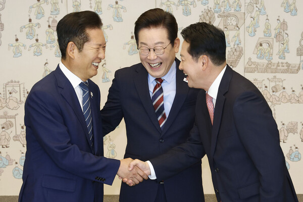 ▲ 정청래-장동혁 대표 악수 모습에 밝게 웃는 이재명 대통령. /뉴시스