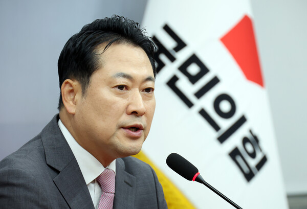 ▲ 장동혁 국민의힘 대표가 17일 서울 여의도 국회에서 권성동 의원 구속 관련 백브리핑을 하고 있다. /뉴시스