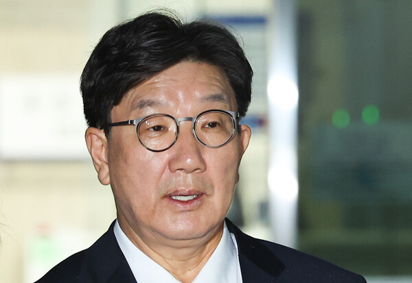 ▲ 전직 통일교 간부에게 불법 정치자금을 수수한 혐의를 받는 권성동 국민의힘 의원이 16일 서울 서초구 서울중앙지법에서 구속 전 피의자 심문(영장실질심사)을 마친 뒤 대기 장소인 서울구치소로 향하고 있다. /뉴시스
