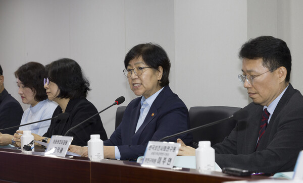 ▲ 정은경 보건복지부 장관이 지난 9월 17일 서울 중구 아동권리보장원 국제회의실에서 열린 제1차 입양정책위원회의에서 모두발언을 하고 있다. /뉴시스