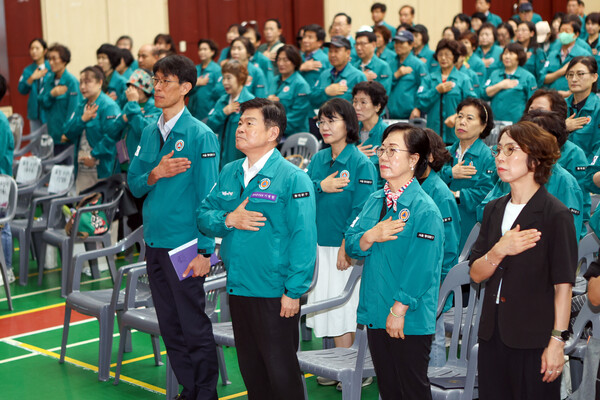 ▲ '민방위대 창설 제50주년 기념 행사'에서 참석자들이 민방위 신조를 낭독하며 가슴에 손을 얹고 있는 모습.