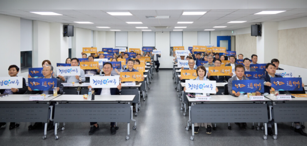 ▲ 여주시 '간부 공무원과 함께하는 청렴 소통 공감 TALK' 참석자들 기념촬영 모습.