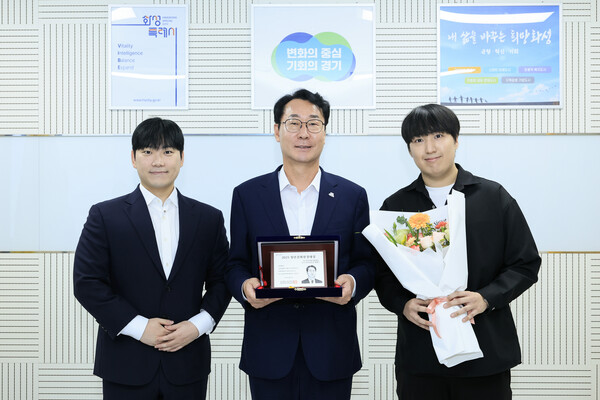 ▲ 정명근 화성특례시장이 2025 청년친화헌정대상 종합대상 수상을 청년들과 함께 기념하고 있다.