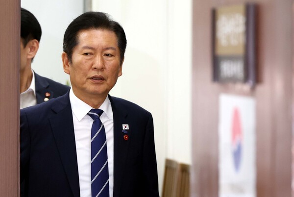 ▲ 정청래 더불어민주당 대표가 17일 오후 서울 여의도 국회에서 열린 언론현업 4단체 비공개 간담회에 참석하기 위해 당대표실을 나서고 있다. /뉴시스
