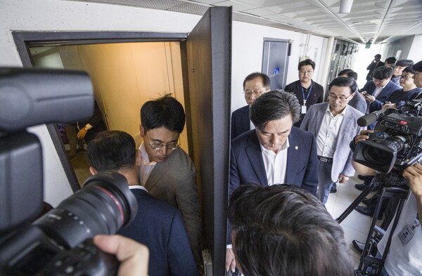 ▲ 국민의힘 당원 명부 데이터베이스 관리 업체 사무실로 들어가는 국민의힘 의원들.		/뉴시스