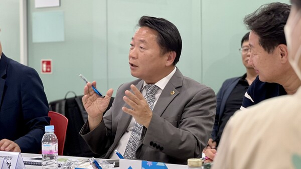 ▲ ‘경기도 해양치유자원조사 용역 중간보고회’에 참석한 방성환 위원장.
