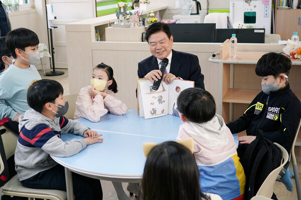 ▲ 안평초등학교 '행복독서 책 읽어주기' 활동에 참석한 이필형 동대문구청장.
