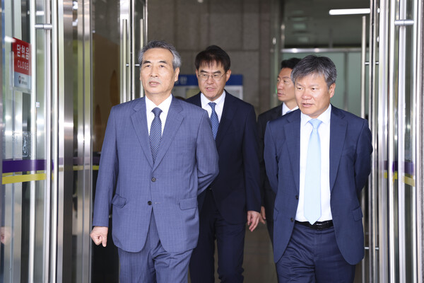 ▲ 김건희 여사 관련 의혹을 수사하는 민중기 특별검사와 특별검사보들. /뉴시스