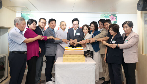 ▲ 박일하 동작구청장(가운데)이 지난 18일 ‘낭만 시니어 라운지’ 개소식에 참석해 내빈들과 축하 떡케이크를 자르고 있다.