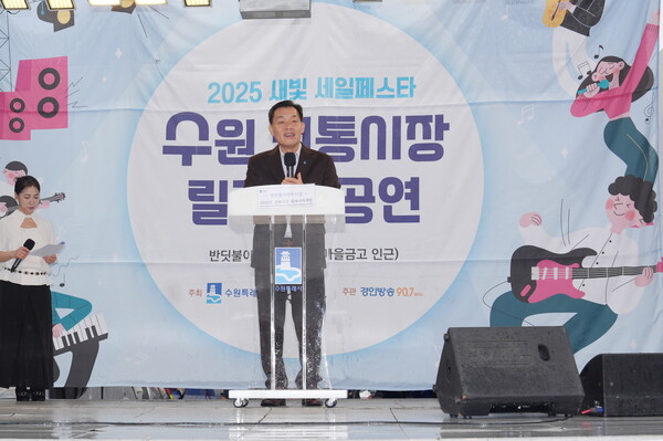 ▲ 이재준 시장이 반딧불이 연무시장서 전통시장 릴레이마케팅 행사에서 인사말을 하고 있다.