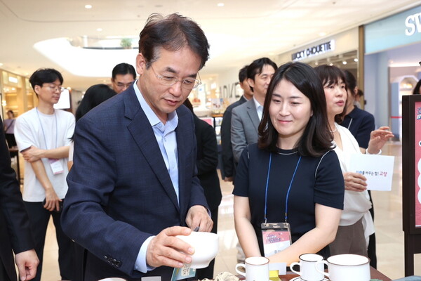▲이동환 고양시장이 팝업스토어에 전시된 제품을 살펴보고 있다.