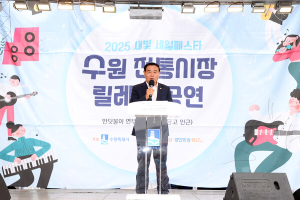 ▲ 이재식 의장이 '반딧불이 연무시장 릴레이 마케팅 개막식'에 참석해 축사를 하고 있다.