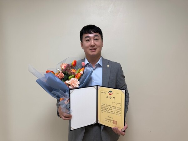 ▲ 손성익 의원 한국노동조합총연맹위원장 표창 수상 모습.