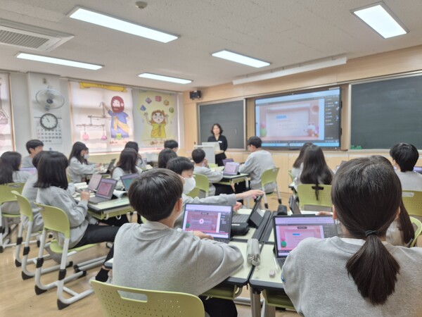 ▲ 울산의 한 중학교에서 인공지능 디지털교과서(AIDT)로 수업이 진행 중인 모습. /뉴시스