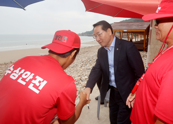 ▲ 유정복 시장이 옹진군 연평면 구리동해수욕장을 방문해 안전상황을 점검하고 있다.