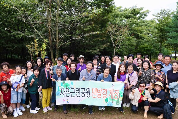 ▲ 자은근린공원에서 이상일 시장과 맨발길 개장식 참석자들이 기념사진을 촬영하고 있다.