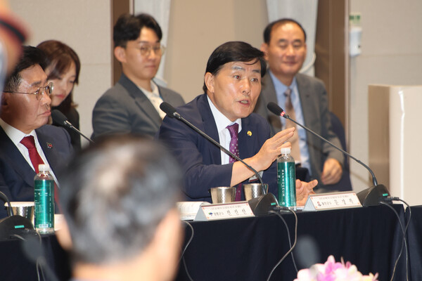 ▲ 문경복 옹진군수, 농업진흥지역 해제 기준 완화 건의하는 모습.