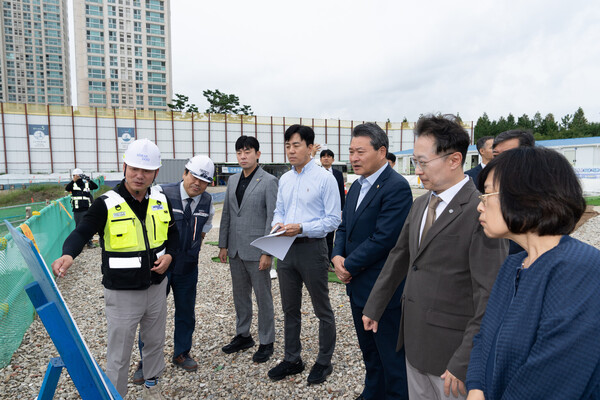 ▲ 인천시의회 산경위 관내 주요 현안 사업 현장 점검 실시 모습.