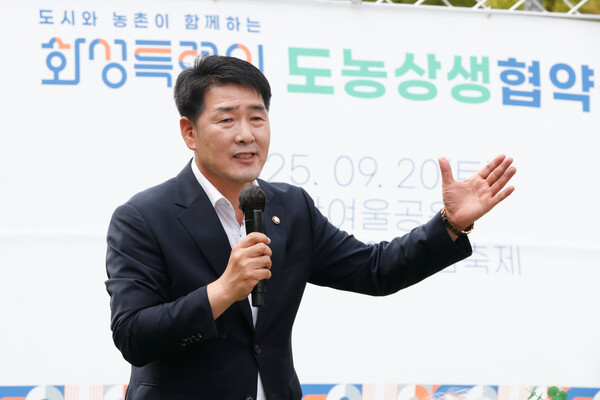 ▲ 배정수 의장이 '제3회 화성시 도농어울림축제'에 참석해 축사를 하고 있다.