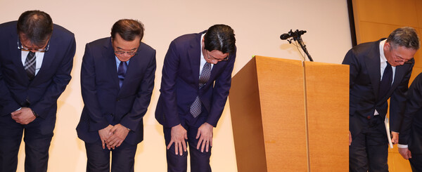 ▲ 해킹 관련 고개숙여 사과하는 롯데카드. /뉴시스