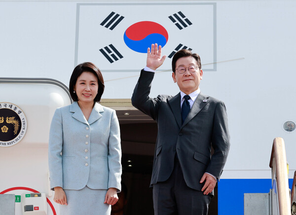 ▲ 유엔 총회 참석차 출국하는 이재명 대통령과 김혜경 여사. /뉴시스