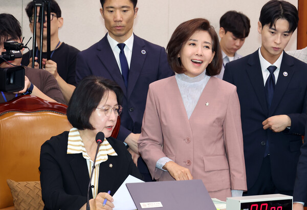 ▲ 나경원 등 국민의힘 법사위원들이 22일 서울 여의도 국회에서 열린 법제사법위원회의 검찰개혁 입법청문회에서 추미애 법사위원장에게 항의하고 있다. /뉴시스