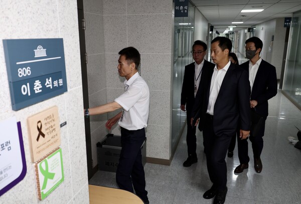 ▲ 경찰이 지난 18일 오전 서울 여의도 국회 의원회관에서 '주식 차명거래' 혐의를 받고 있는 이춘석 무소속 의원에 대한 압수수색을 하기 위해 사무실로 들어서고 있다. /뉴시스