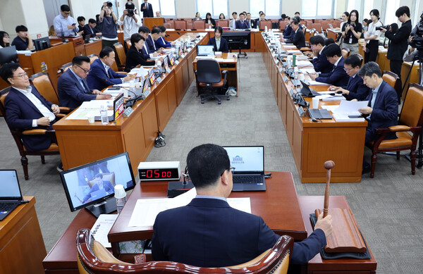 ▲ 신정훈 국회 행정안전위원회 위원장이 22일 오전 서울 여의도 국회에서 열린 전체회의에서 의사봉을 두드리고 있다. /뉴시스