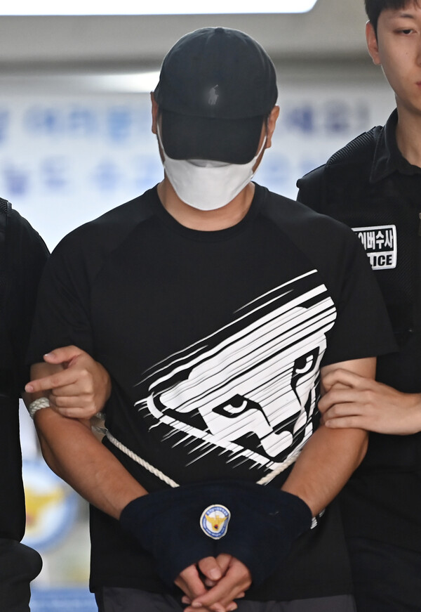 ▲ 정보통신망법 위반과 컴퓨터 사용 사기 등 혐의로 구속영장이 청구된 KT 무단 소액결제 사건의 피의자인 A(48·중국국적)씨가 구속 전 피의자 심문(영장실질심사)에 출석하기 위해 18일 경기 수원시 영통경찰서 유치장을 나오고 있다.A씨는 지난달 말부터 이달 초까지 경기 광명시와 서울 금천구 등을 돌며 KT 기지국을 가로채는 수법으로 불특정 다수의 휴대전화에서 상품권 등 소액결제를 진행해 1억여원을 가로챈 혐의를 받고 있다. /뉴시스
