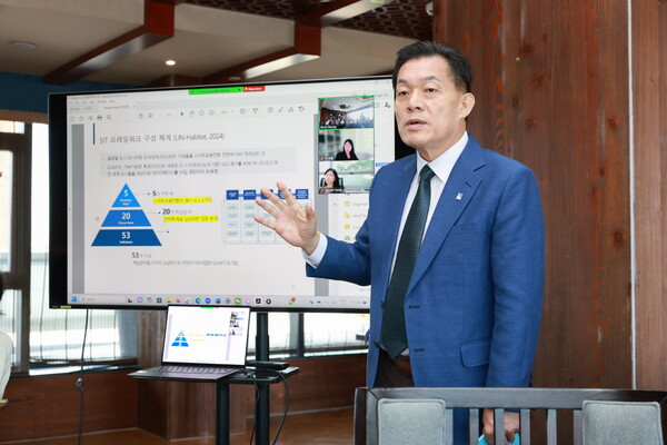 ▲ 이재준 시장이 ‘스마트포용전환 진단 프로젝트 중간 보고회’에서 발언하고 있다.