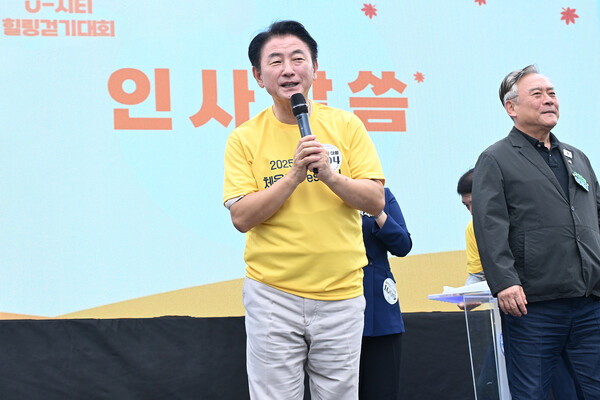 ▲ 김동근 시장이 ‘경기북부 도민과 함께하는 U-시티 힐링걷기대회’에서 인사말을 하고 있다.