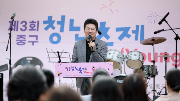 ▲ 제3회 중구 청년축제에서 인사말 전하는 김정천 중구청장.