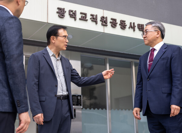 ▲ 광덕교직원공동사택 방문 점검하는 임태희 경기교육감.