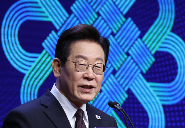 ▲ 이재명 대통령이 22일(현지 시간) 미국 뉴욕의 한 호텔에서 열린 동포 간담회에서 인사말을 하고 있다. /뉴시스