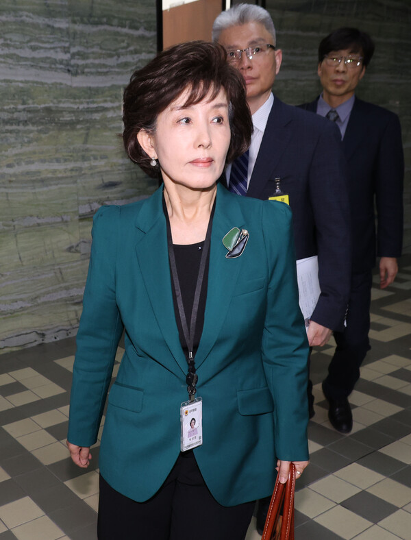 ▲ 박선영 진실화해를위한과거사정리위원회 위원장이 24일 오후 서울 여의도 국회에서 열린 행정안전위원회 전체회의에서 신정훈 위원장의 퇴장 요청에 자리를 떠나고 있다. 박 위원장은 5.18 민주화운동 북한군 개입설 관련 "논란이 있는 건 알지만 사실을 모른다"고 답변해 신 위원장과 민주당 등 의원들에게 항의를 받았다. /뉴시스
