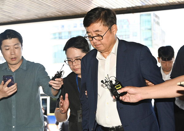 ▲ 공장 화재로 23명의 사망자가 발생한 화성 리튬전지 제조업체 아리셀 박순관 대표가 2024년 8월 28일 경기도 수원지방법원에서 열린 구속 전 피의자 심문(영장실질심사)을 마친 후 대기장소인 수원남부경찰서로 들어서고 있다. /뉴시스