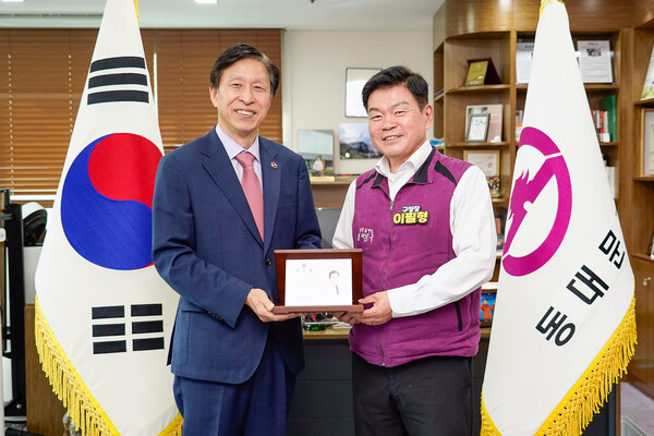 ▲ 공로패 수상 기념촬영.