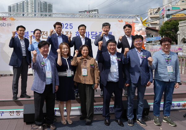 ▲ 이승로 성북구청장(뒷줄 왼쪽 네 번째)과 관계자들이 기념촬영을 하고 있다.