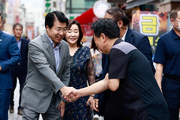 ▲ 지난 추석 시장 격려 방문 중인 서강석 송파구청장.