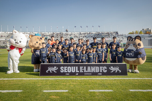 ▲ 지난해 ‘양천구 패밀리 데이’ 행사에서 서울이랜드FC 선수단과 에스코트 키즈.