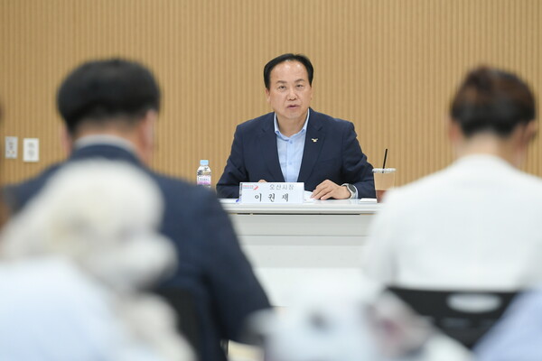 ▲ 이권재 오산시장이 '반려동물테마파크 운영 활성화 정책 토론회'를 주재하고 있다.