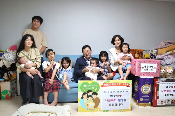 ▲ 주낙영 경주시장과 관계 공무원들이 지난 23일 충효동 여섯째 출산 가정을 방문해 가족들과 함께 기념촬영을 하고 있다.