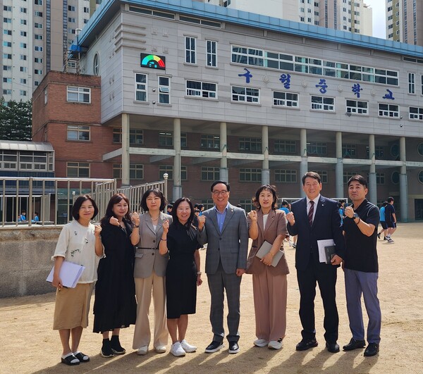 ▲ 한민수 의원(오른쪽에서 네 번째)이 구월중학교 시설과 교육환경 전반을 점검하고 기념촬영을 하고 있다.