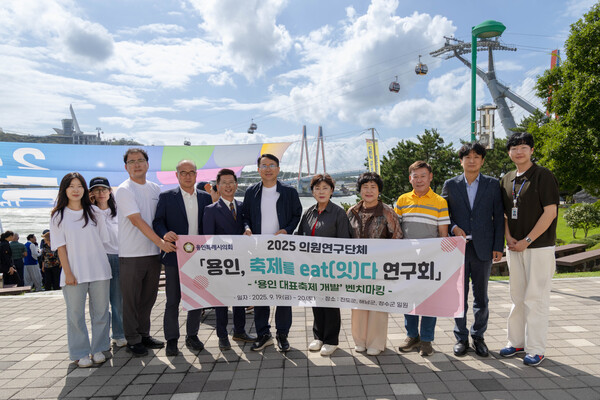 ▲ 의원연구단체 ‘용인, 축제를 eat(잇)다 연구회’ 회원들이 명량대첩축제에서 기념촬영을 하고 있다.