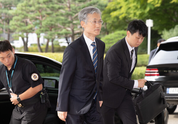 ▲ 조희대 대법원장이 24일 오전 서울 서초구 대법원으로 출근하고 있다. /뉴시스