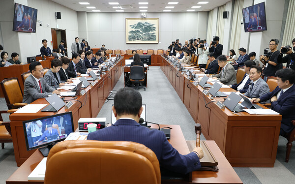 ▲ 김병기 국회 운영위원장이 24일 오전 서울 여의도 국회에서 열린 운영위원회 전체회의에서 의사봉을 두드리고 있다. /뉴시스