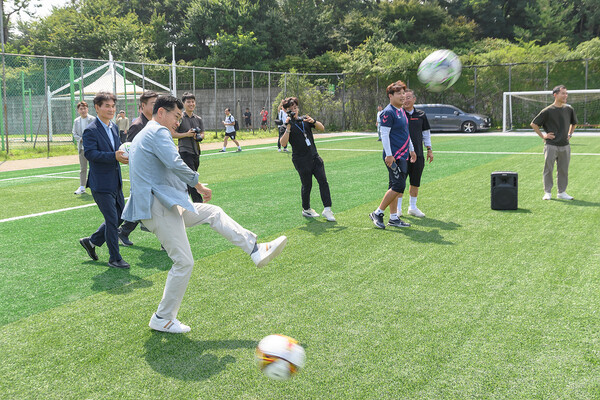 ▲ 지난해 해누리체육공원 축구장 재개장식에서 시축을 하는 이기재 양천구청장.