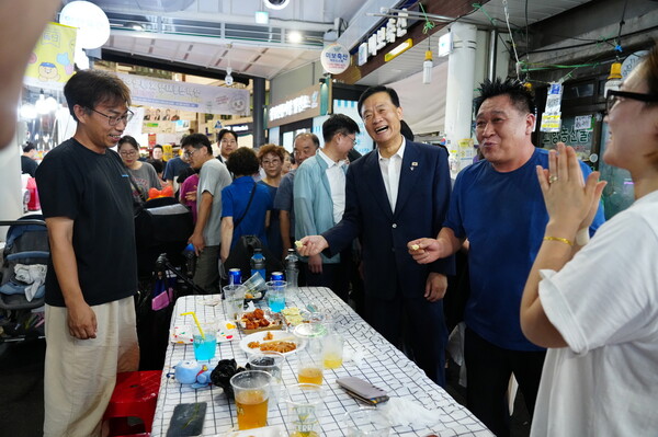 ▲ 이승로 성북구청장이 주민들과 함께 장위전통시장 주락이 맥주축제를 즐기고 있다.
